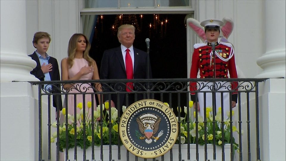 Gaf First Lady Melania Trump haar man een 'duwtje' tijdens het volkslied? Jij beslist'nudge' during the national anthem? You decide