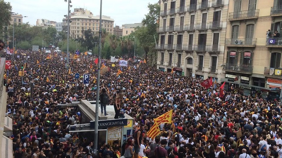 Miles de personas se concentraron en Barcelona en rechazo a la actuación policial durante el referéndum