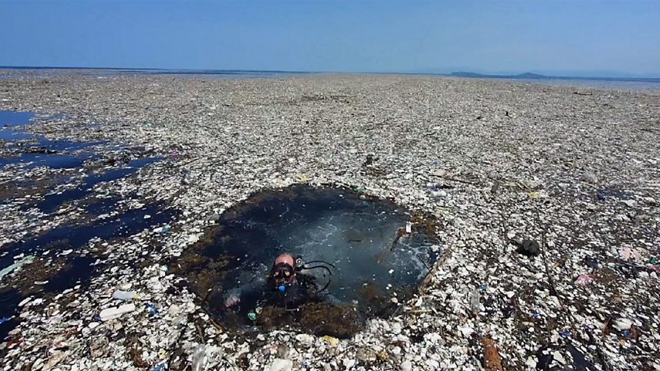 Así se ve el "mar de basura" que causa problemas entre Honduras y Guatemala