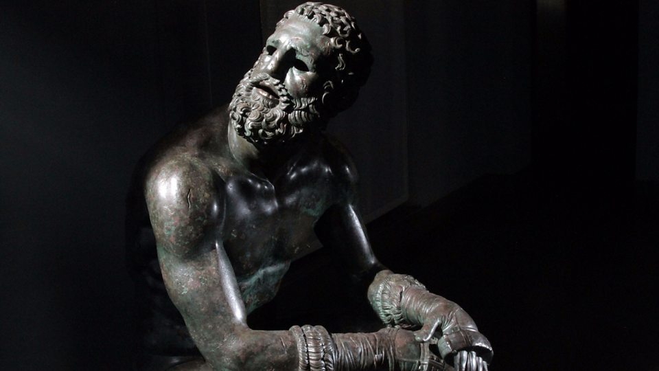 What a bruised boxer tells us about ancient art - BBC Ideas