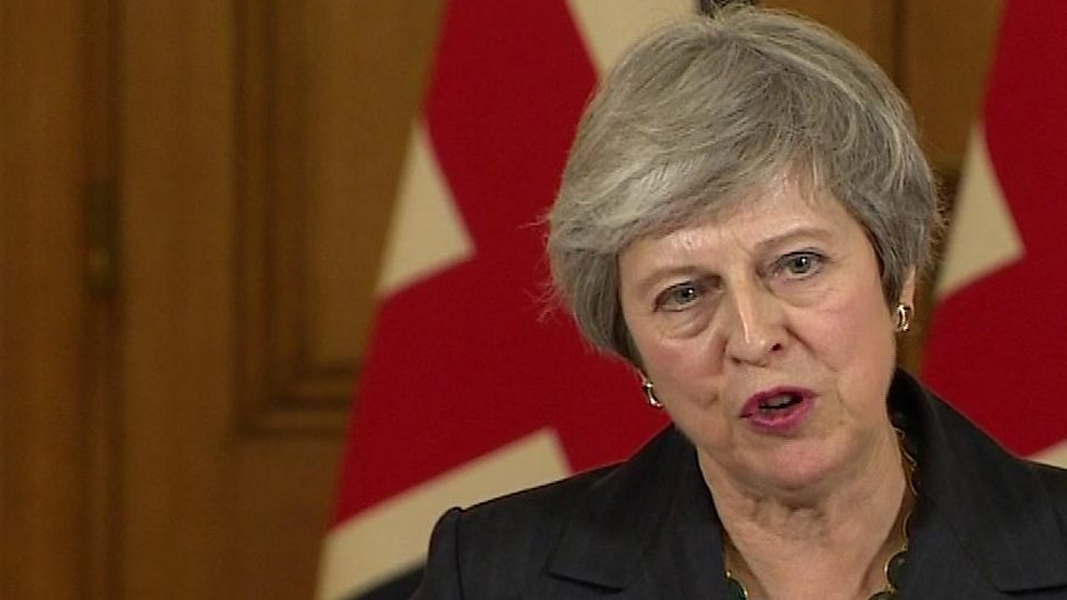 Η Theresa May ρώτησε για την ψήφο μη εμπιστοσύνης: "Θα το δω αυτό; Ναι."