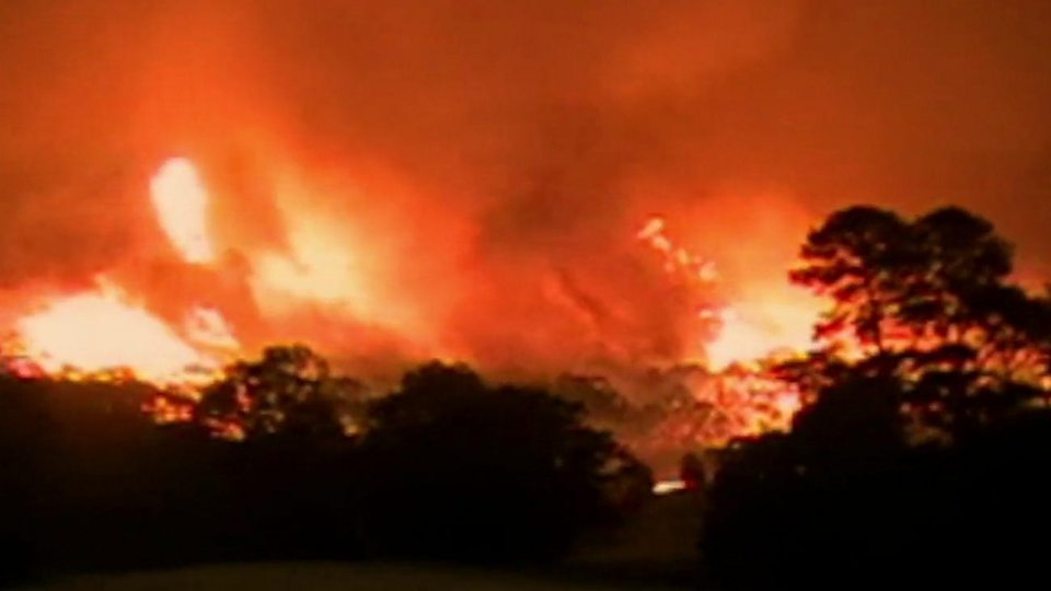 I resti della peggiore giornata di incendi in Australia