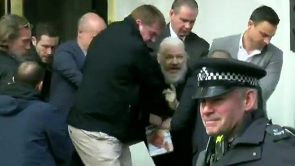 Julian Assange sendo arrastado da embaixada do Equador em Londres