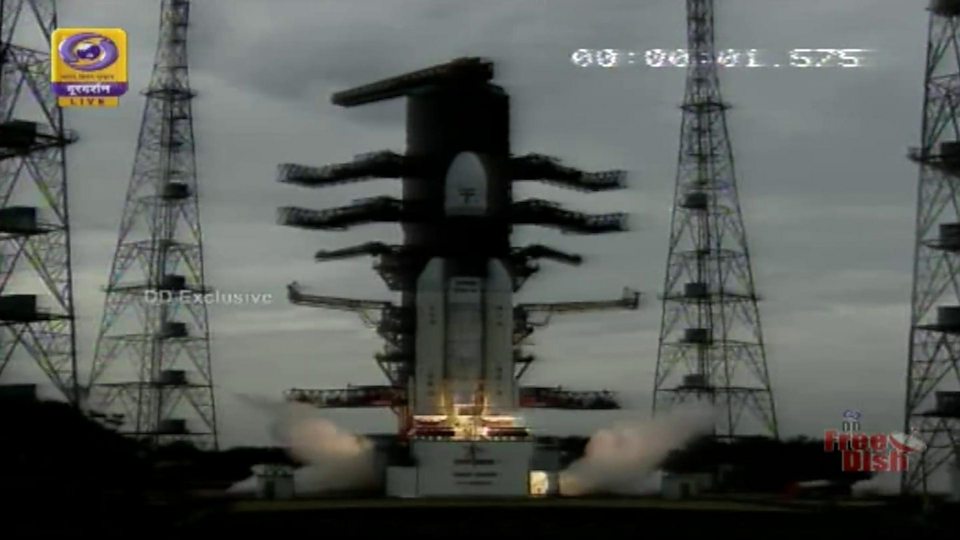 Wissenschaftler der indischen Raumstation Sriharikota klatschten nach dem Start.'s Sriharikota space station clapped after the launch.