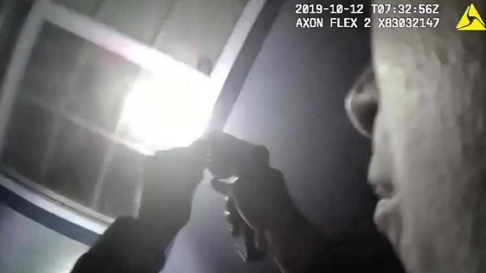 Filmmaterial zeigt den Moment, in dem ein Polizist eine Frau durch ein Schlafzimmerfenster erschießt