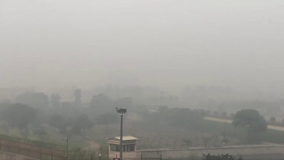 The BBC's Vikas Pandey shows what it's like driving through the high levels of smog in Delhi.