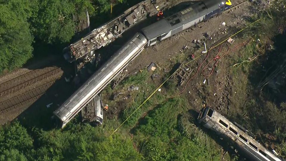 Three dead after passenger train derails near Stonehaven - BBC News