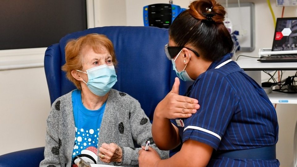 Margaret Keenan werd gegeven van het vaccin door Kan Parsons, een matrone aan het Universitair Ziekenhuis in Coventry