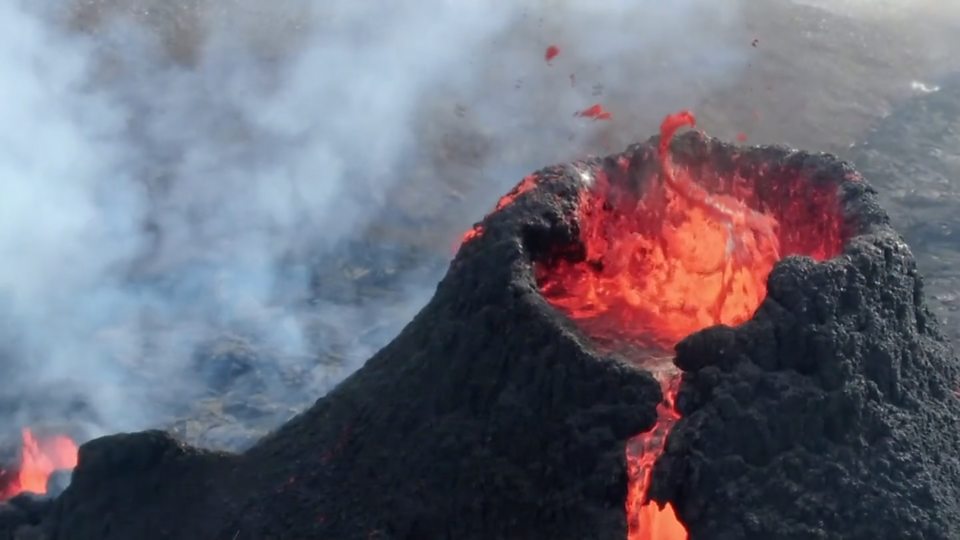 Saint Vincent volcano: 'Explosive' Soufrière eruption sparks mass  evacuation - BBC News