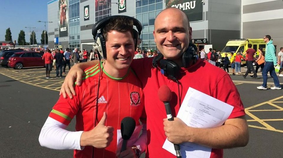 Alun a Hana Medi yn cyflwyno