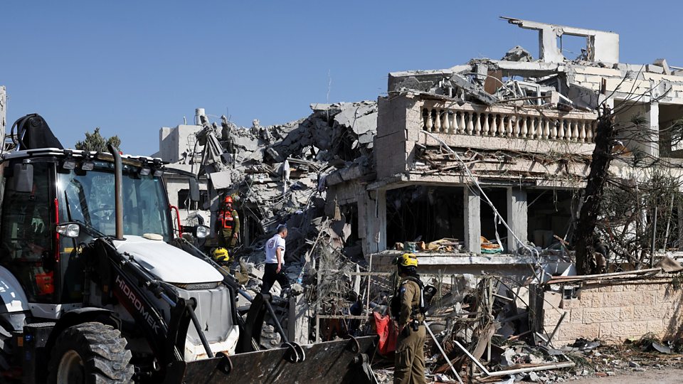Explosions as Missiles Strike Tel Aviv