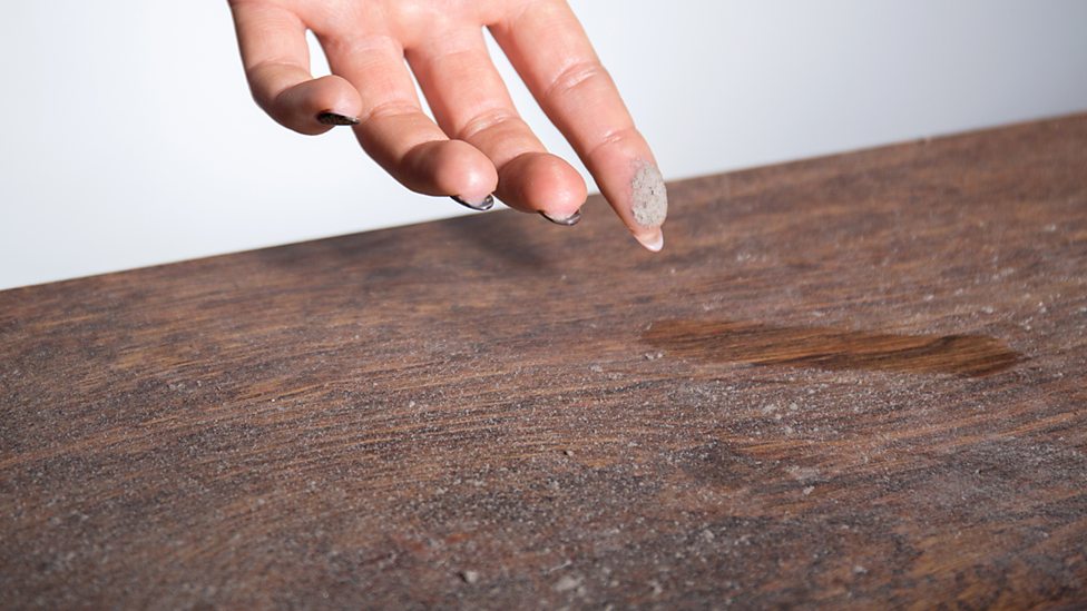 BBC World Service CrowdScience, What is dust?, Why is dust grey?