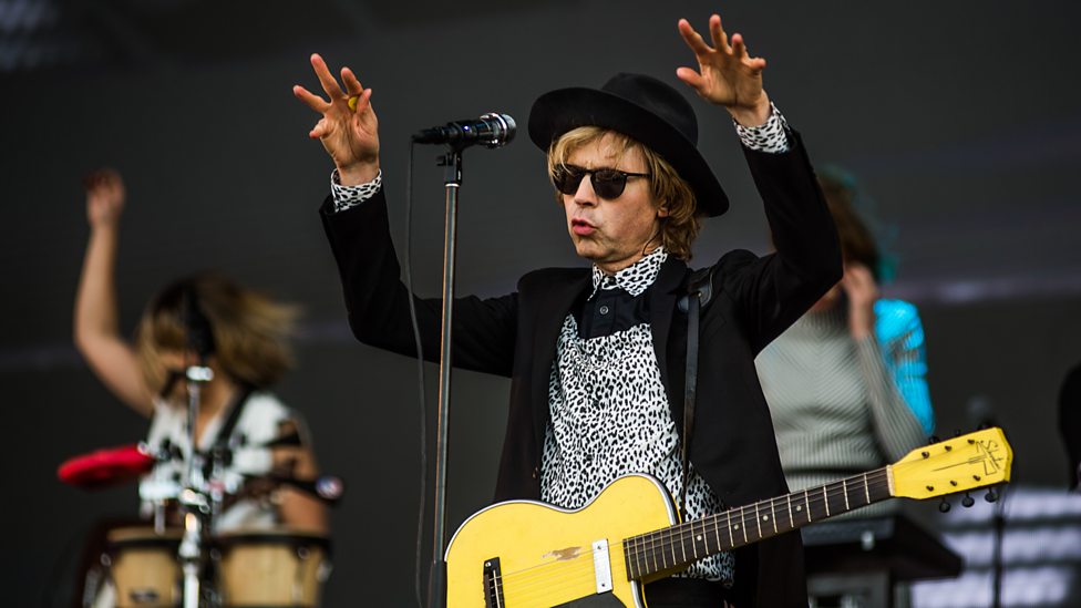 [WATCH] Beck perfoming Where It's At.