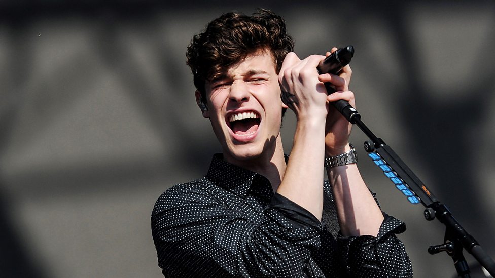 [WATCH] Shawn Mendes performing Mercy with James Bay.