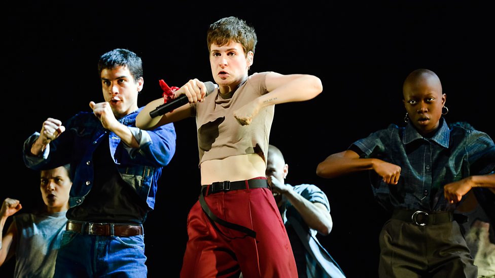 [WATCH] Christine and the Queens performing Girlfriend.