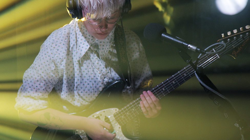 WATCH // Annabel Allum in session for ̳ Music Introducing