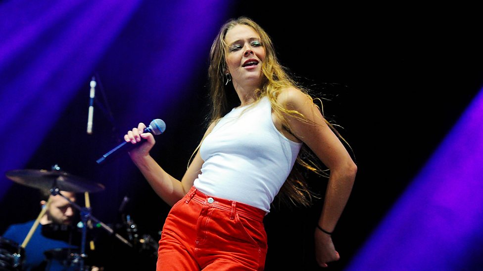 [WATCH] Maggie Rogers - Give A Little (Reading + Leeds 2018)