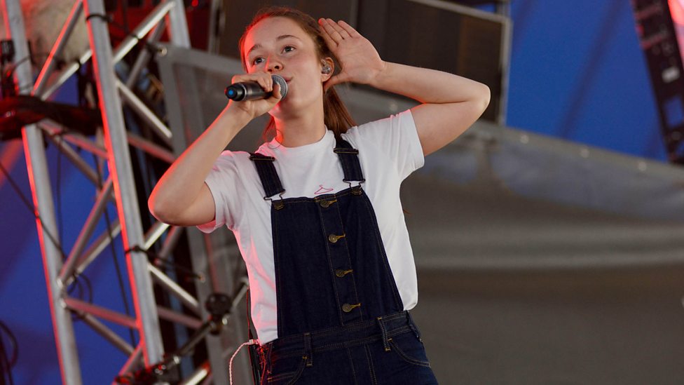 [WATCH] Sigrid - Strangers (Reading + Leeds 2018)