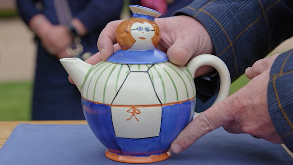 BBC One Antiques Roadshow, Series 45, Wollaton Hall 2, A teapot with
