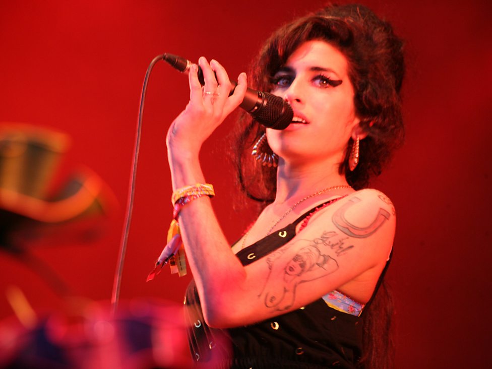 B42055 - Amy Winehouse Owned Pink Nike Sports Bra (UK) - Tracks