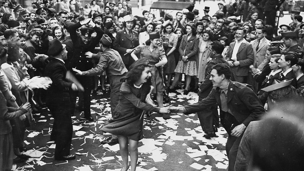 WW2: Did the war introduce designer fashion to our high streets? - BBC ...
