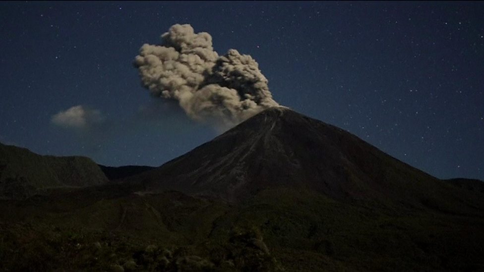 Timelapse footage captures volcano eruption