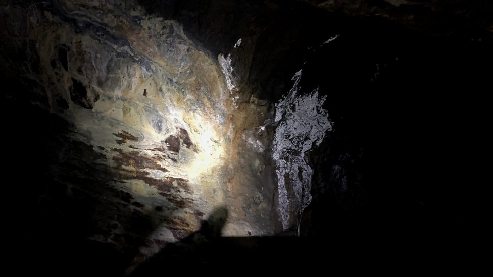 Snowdonia: Man guilty of panning for gold in Afon Wen - BBC News