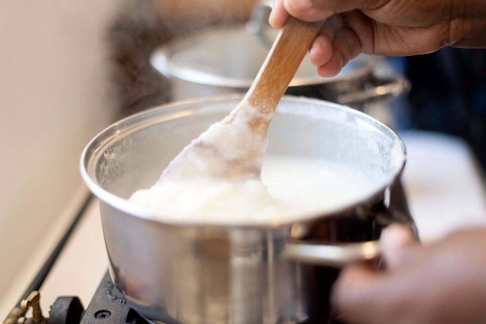 What is the arrangement of particles in a solid, liquid and gas? BBC