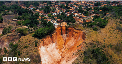 The phenomenon is a result of gully erosion, one of the most aggressive forms of soil degradation caused by rain and waste water. The phenomenon is a 