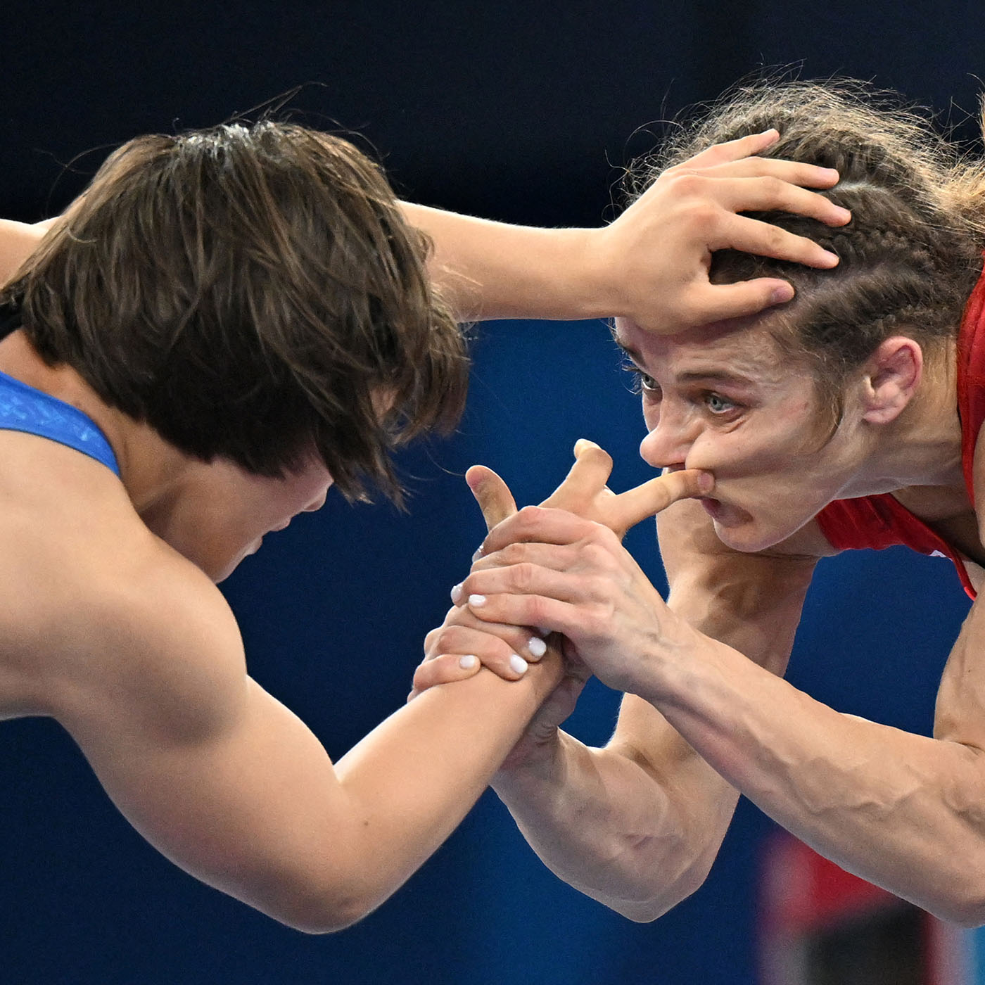 Azerbaijan's Mariya Stadnik and Mongolia's Otgonjargal Dolgorjav (L) in their women's freestyle 50kg wrestling quarter-final match