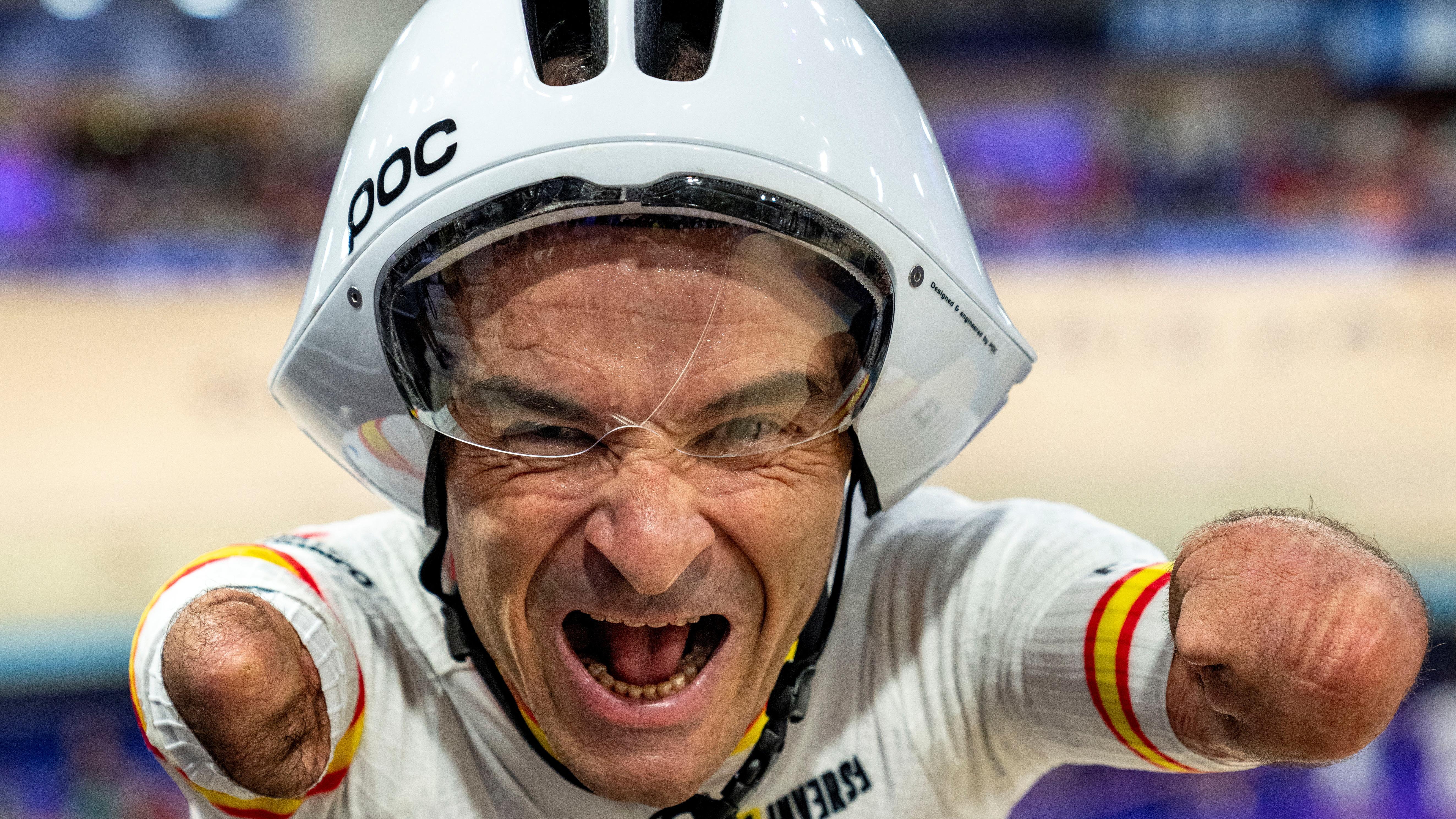 L'Espagnol Ricardo Ten Argiles célèbre sa victoire en médaille de bronze au 3000 m poursuite individuelle hommes C1 aux Jeux paralympiques de Paris 2024