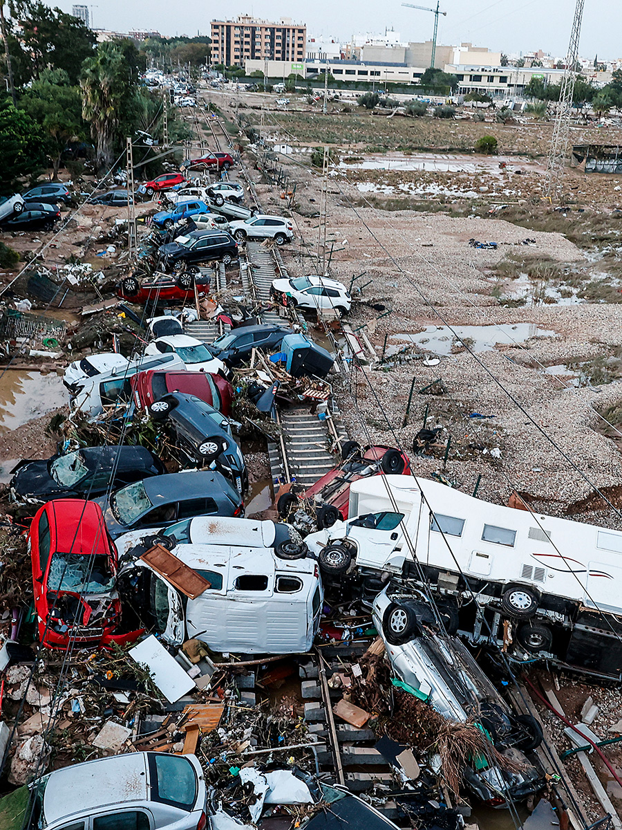 Damaged vehicles block railway line in Valencia