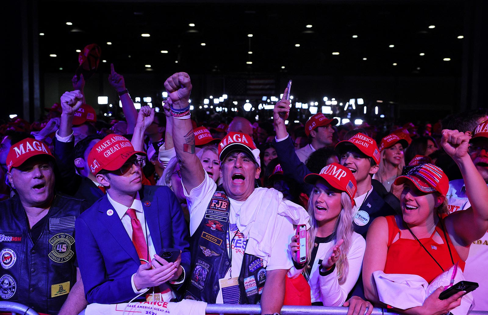 Emotions high as America reacts to Trump's victory - BBC News