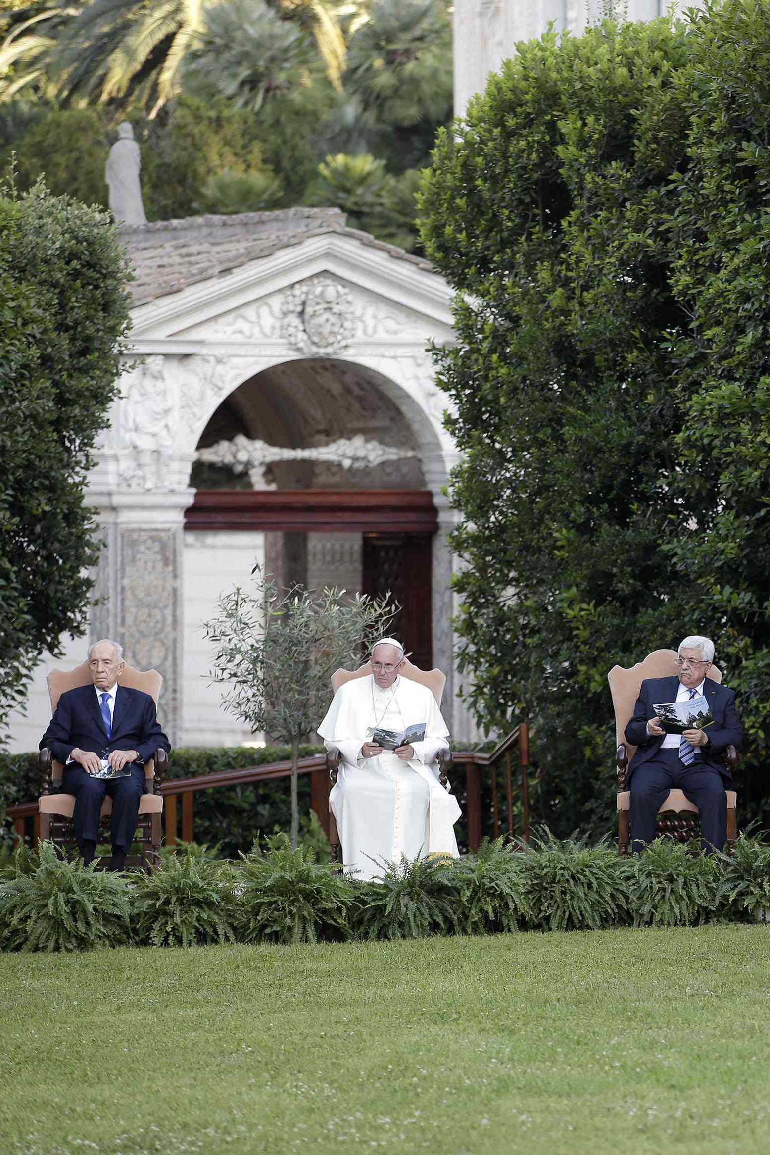 Israeli President Shimon Peres, Pope Francis and Palestinian President Mahmoud Abbas are pictured in the Vatican Gardens