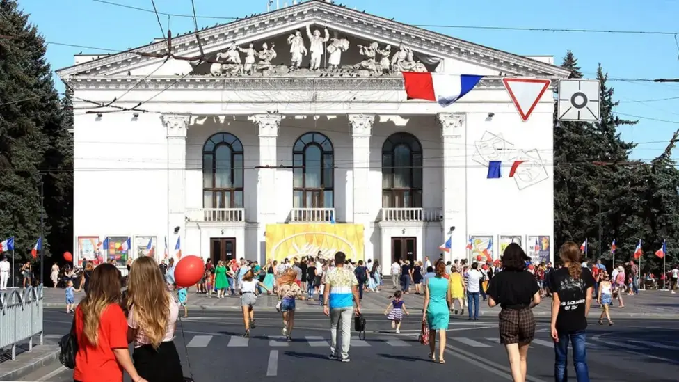 A graphic showing a set of keys in front of a Russian flag