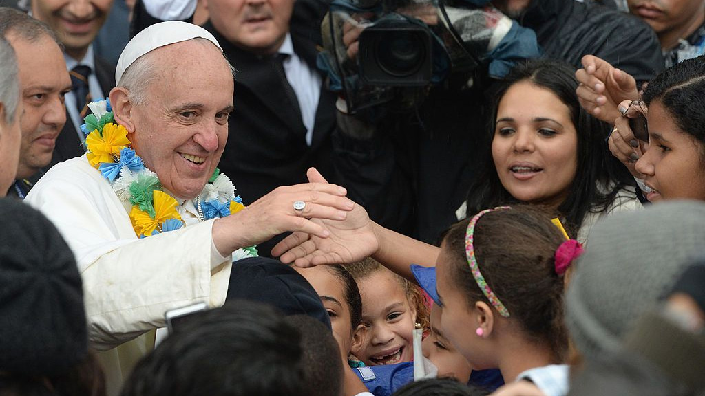 Papa Francisco com várias pessoas ao seu redor