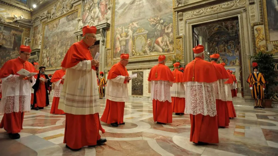 Cardeais durante conclave que elegeu papa Francisco em 2013, na Capela Sistina