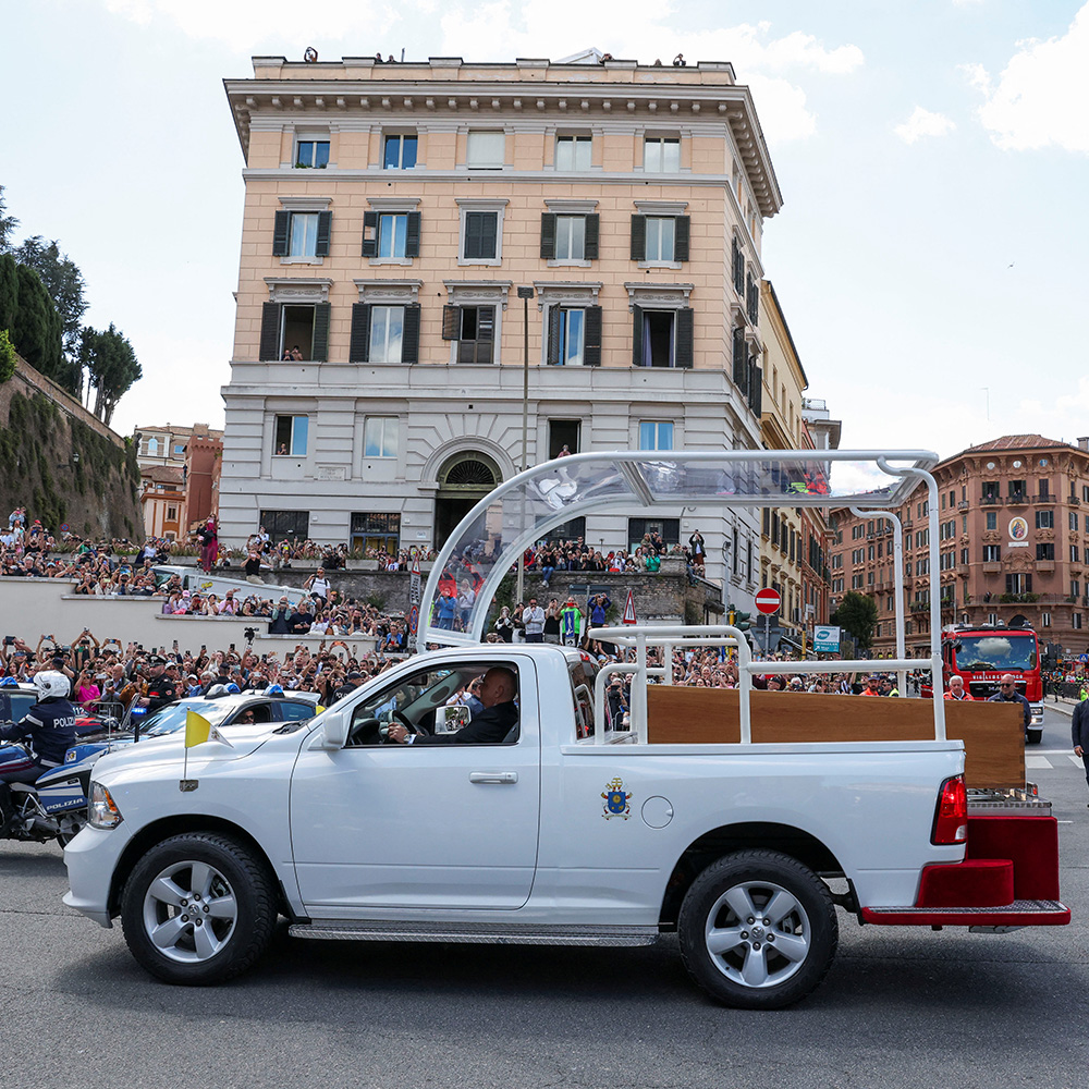 A hearse transfers the coffin of Pope Francis to the Papal Basilica of Santa Maria Maggiore