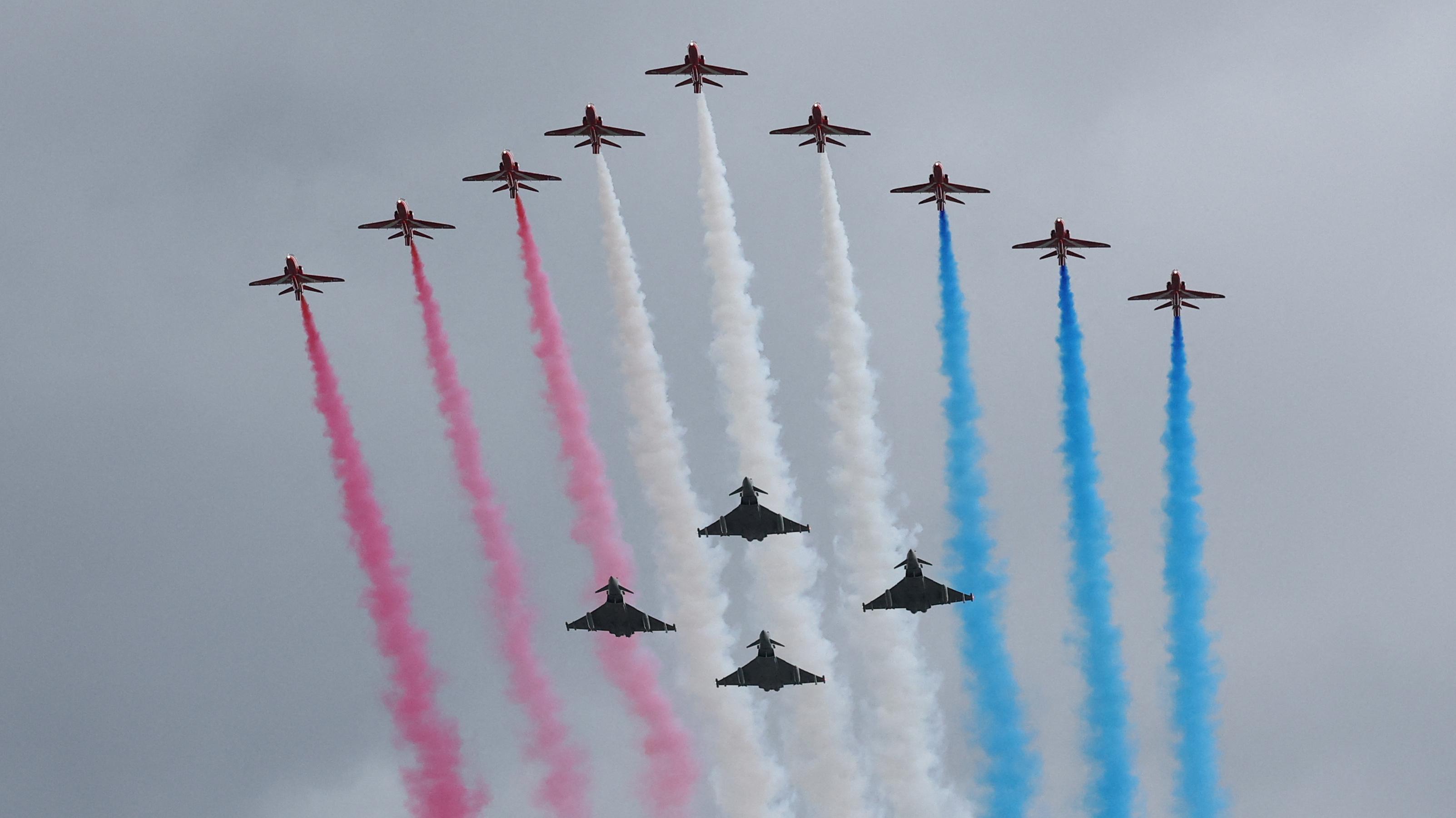 Red Arrows in formation