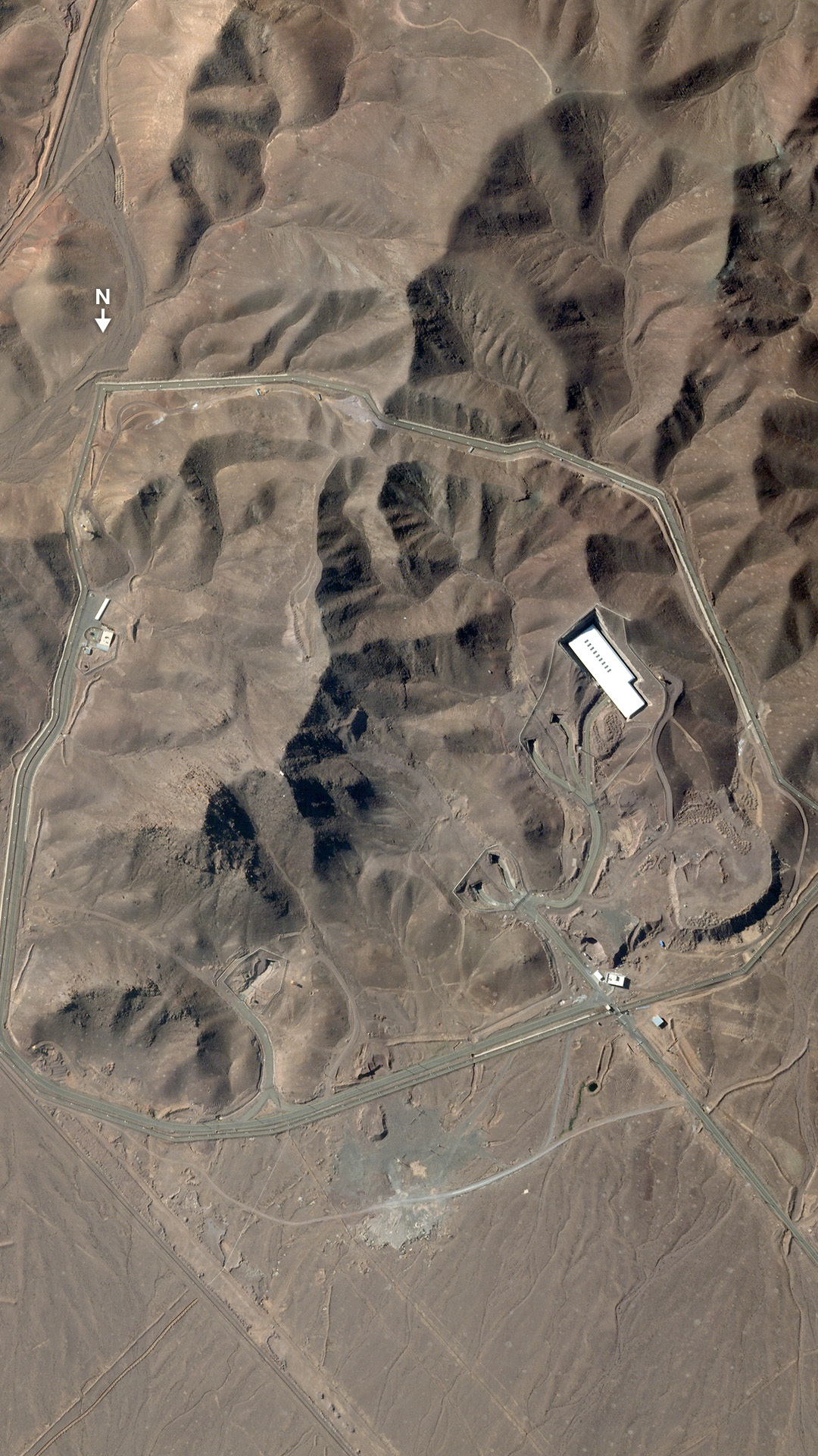 A satellite image of the Fordo site, showing the security perimeter and checkpoint