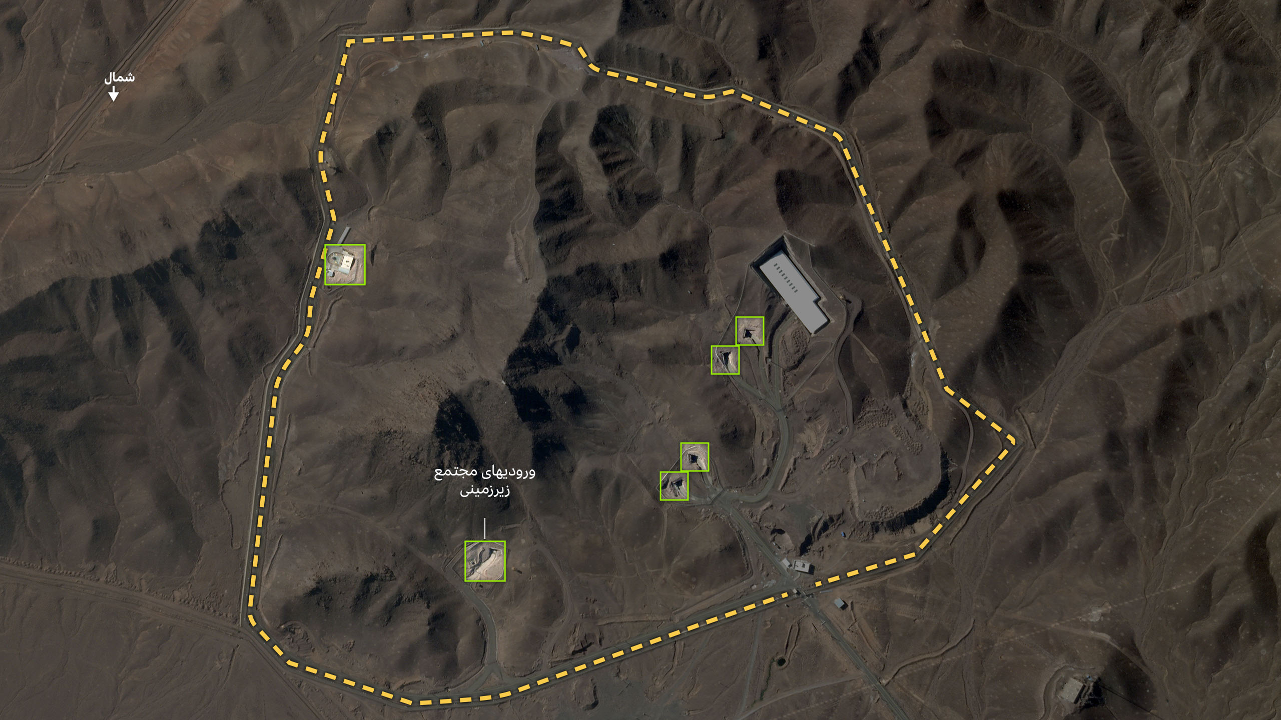 تصویر ماهواره‌ای از سایت فردو، که محدوده امنیتی و ایست بازرسی را نشان می‌دهد