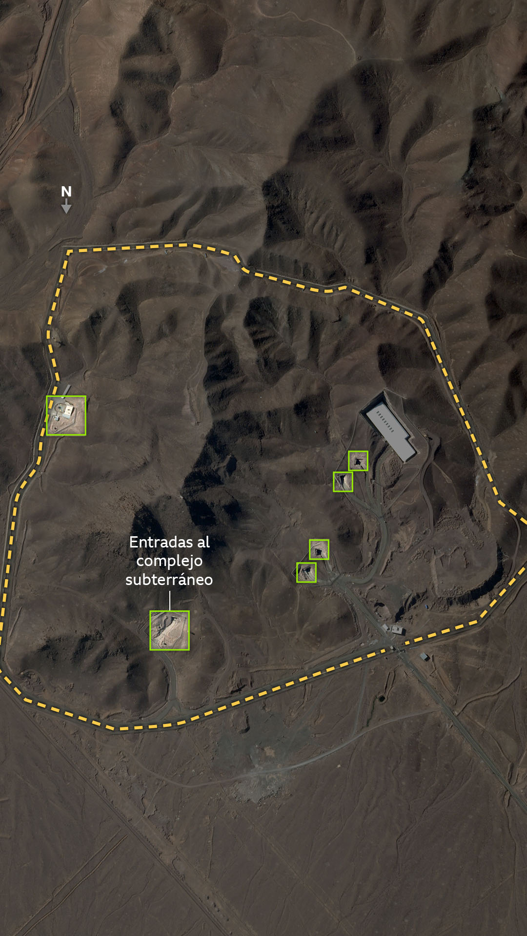 Una imagen satelital de Fordo, que muestra el edificio de apoyo y la carretera hacia una zona cercana de infraestructura auxiliar.