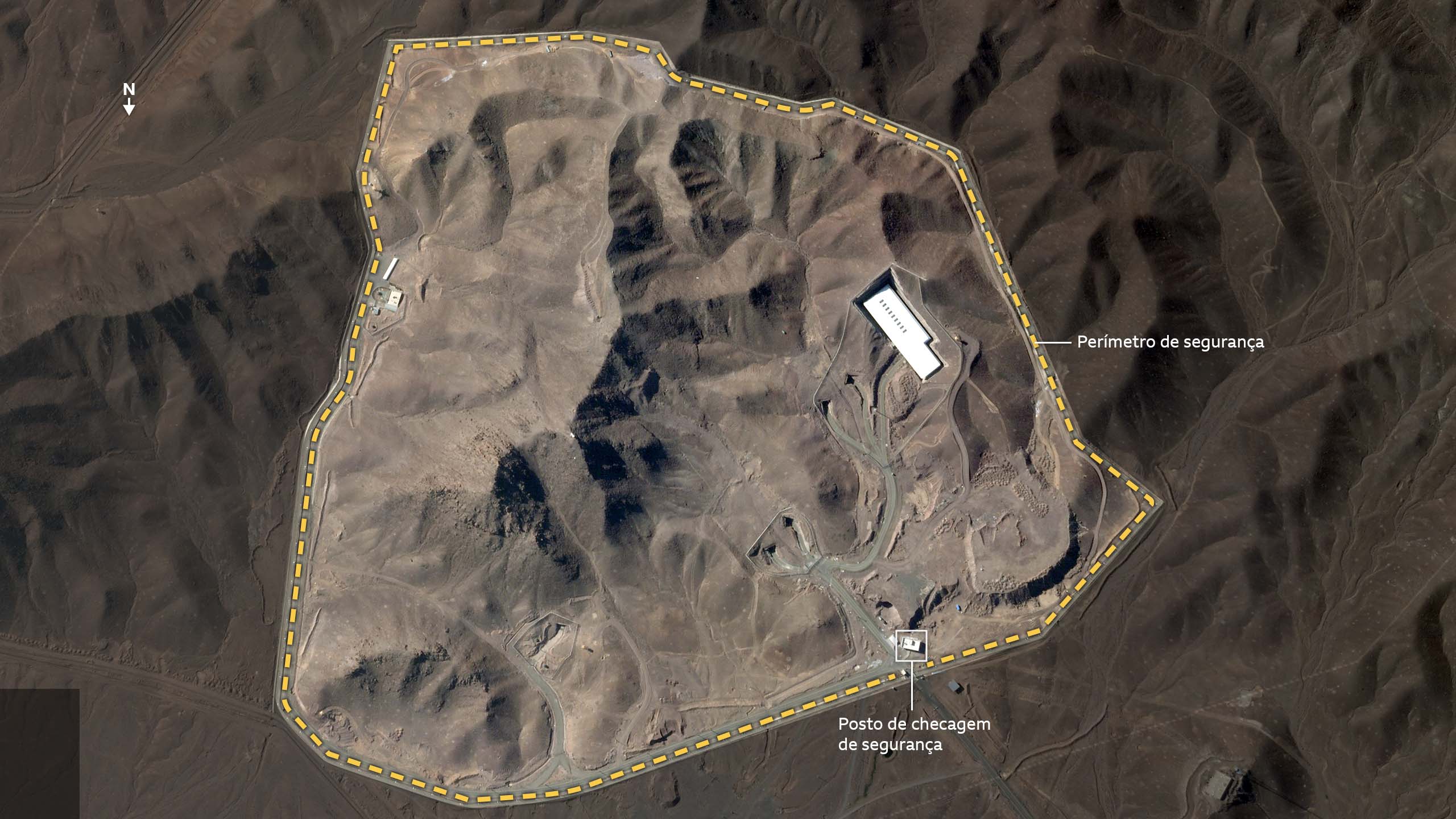 Uma imagem de satélite do sítio de Fordo, mostrando os túneis de entrada