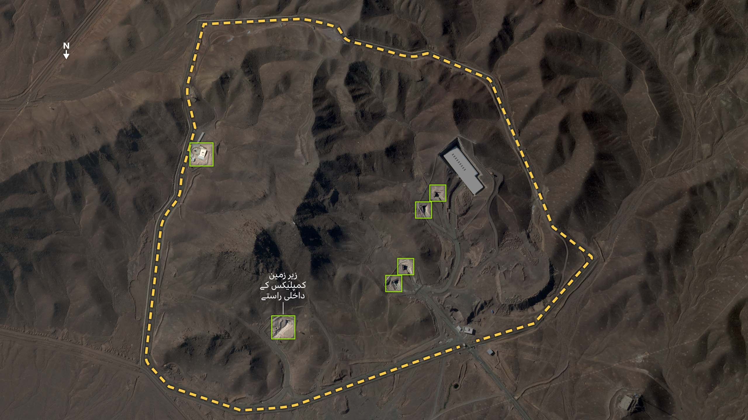 فردو کی تنصیبات کی سیٹلائٹ تصویر جس میں سپورٹ بلڈنگ اور قریبی عمارت تک جانے والی سڑک دیکھی جا سکتی ہے