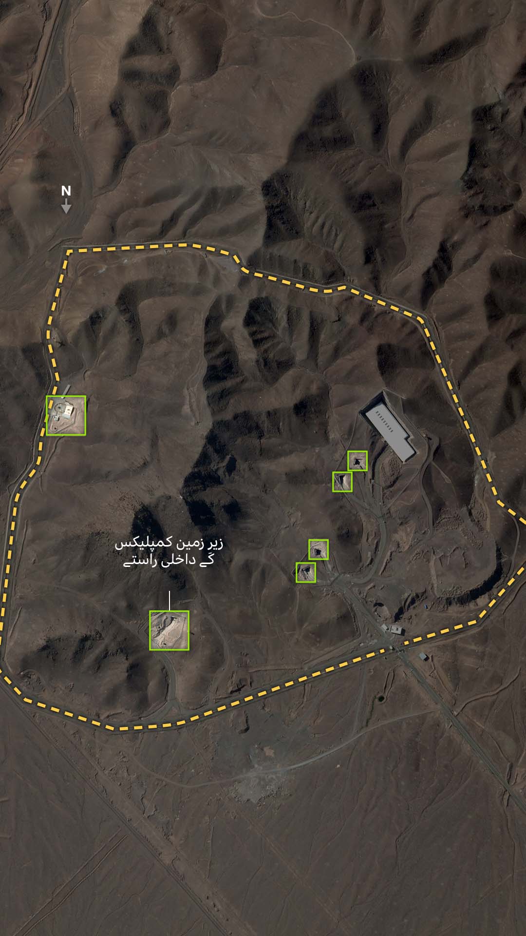 فردو کی تنصیبات کی سیٹلائٹ تصویر جس میں سپورٹ بلڈنگ اور قریبی عمارت تک جانے والی سڑک دیکھی جا سکتی ہے