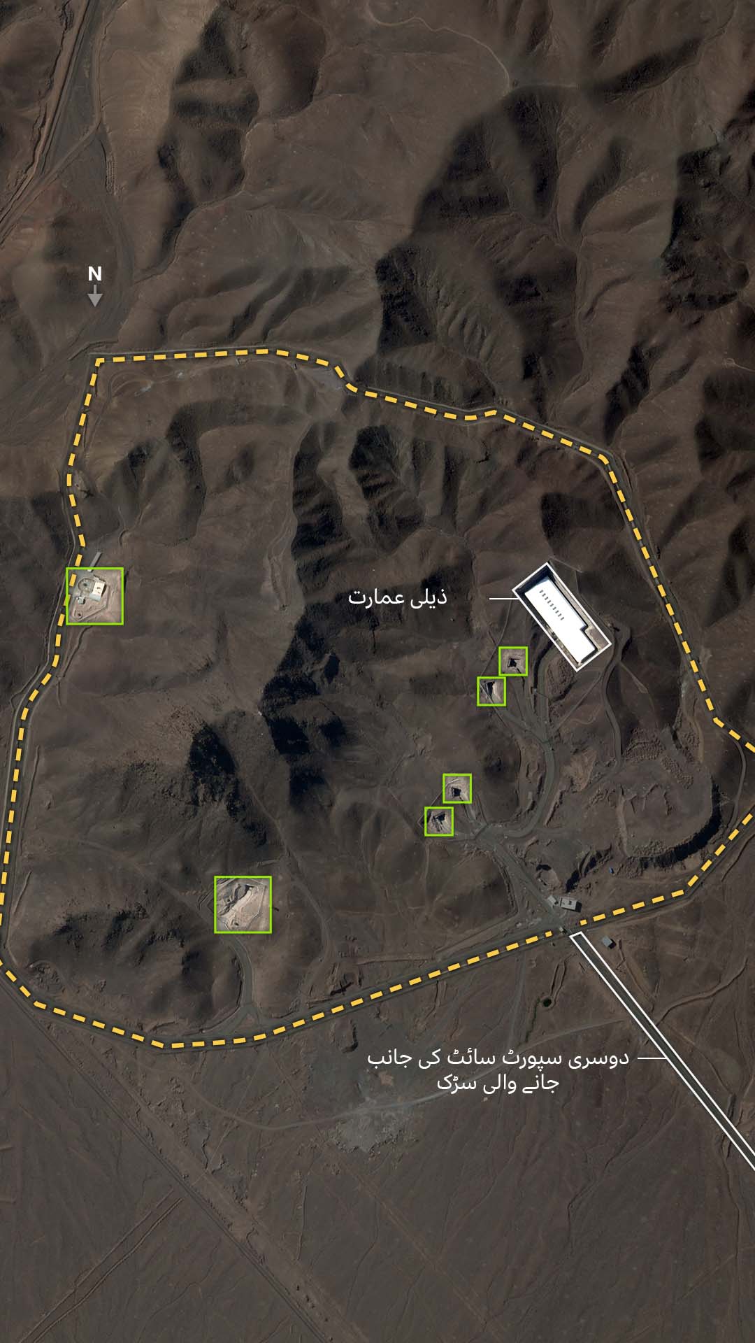 فردو کی تنصیبات کی سیٹلائٹ تصویر جس میں سپورٹ بلڈنگ اور قریبی عمارت تک جانے والی سڑک دیکھی جا سکتی ہے