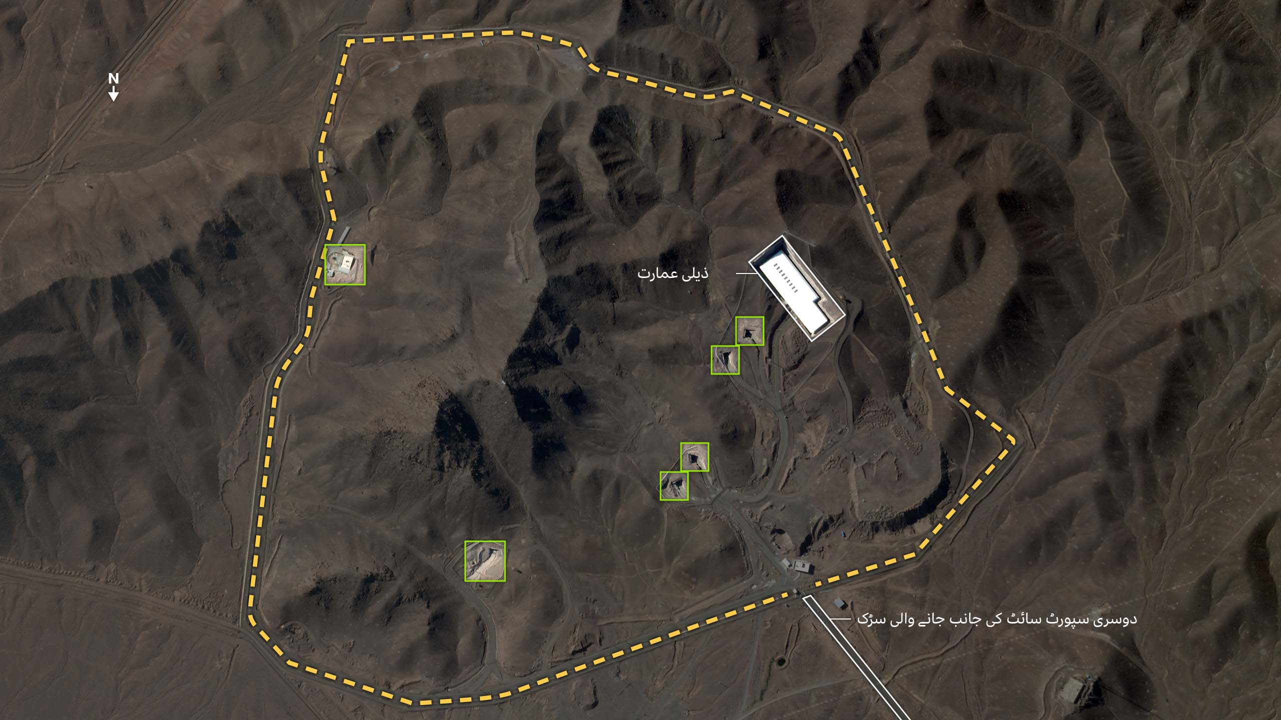 فردو کی تنصیبات کی سیٹلائٹ تصویر جس میں سپورٹ بلڈنگ اور قریبی عمارت تک جانے والی سڑک دیکھی جا سکتی ہے