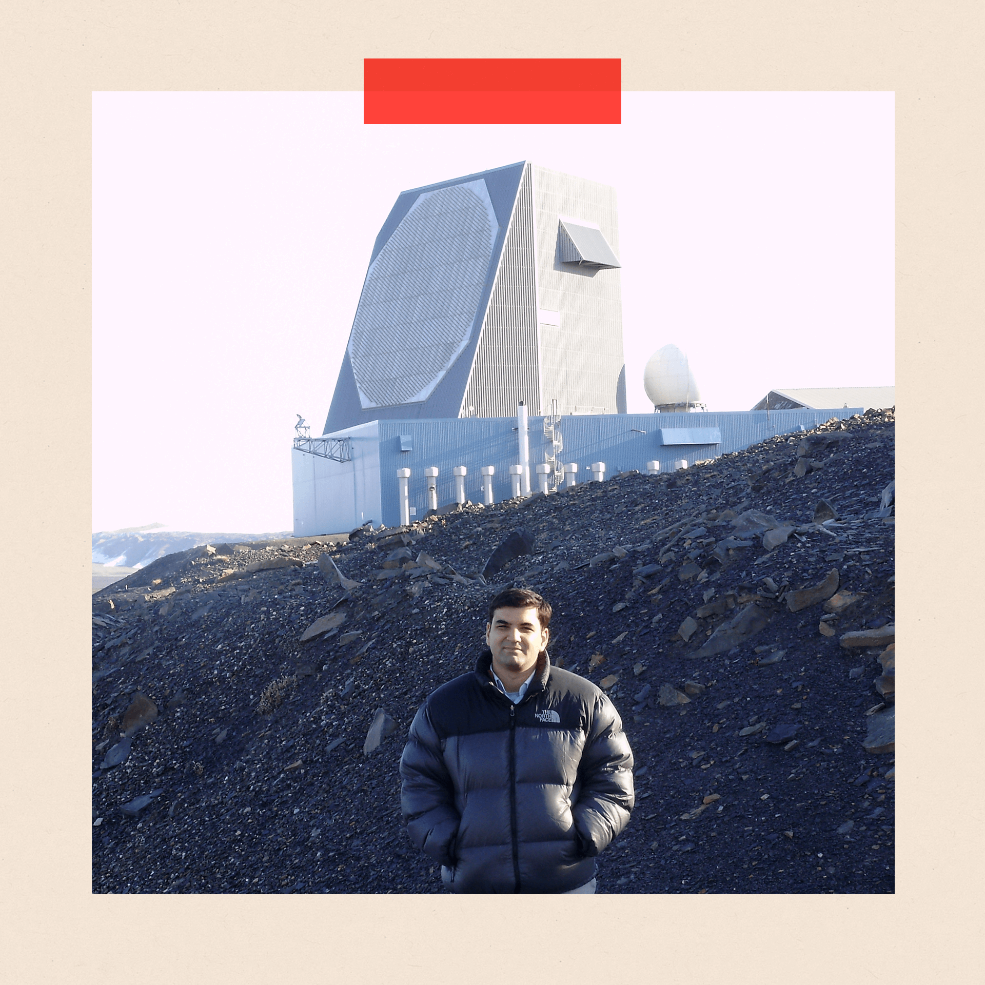 Gordon Corera de pie frente a un radar gigante en la base militar estadounidense en Groenlandia durante una visita en 2008.