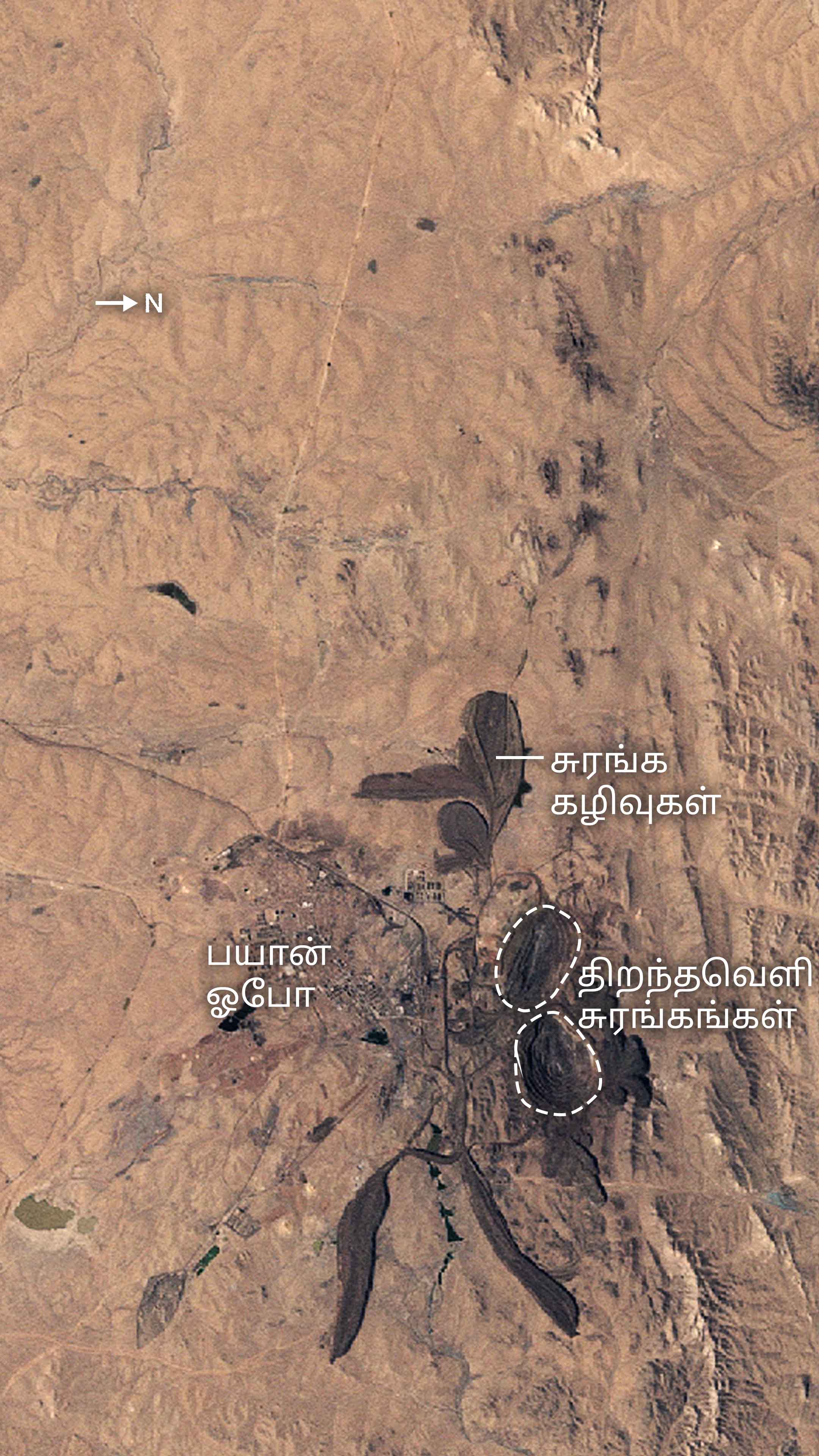 சுரங்க கட்டடங்களுக்கு அருகே திறந்தவெளி சுரங்கங்களுடன் கூடிய பயான் ஓபோ சுரங்கப் பகுதியை செயற்கைக்கோள் புகைப்படங்கள் காட்டுகின்றன.