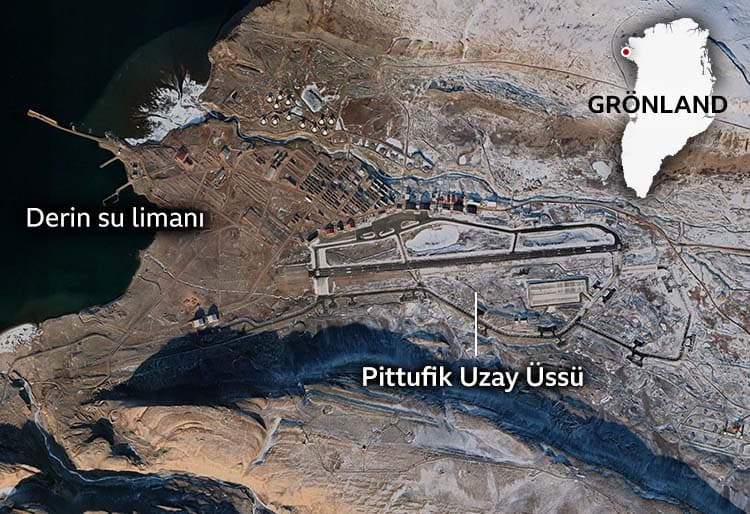 Thule veya Pituffik'teki ABD üssünü gösteren uydu fotoğrafı. Havaalanı derin su limanının doğusunda. 